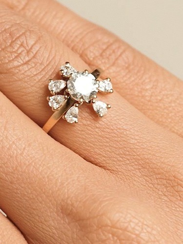 Dancing Diamonds daisy ring